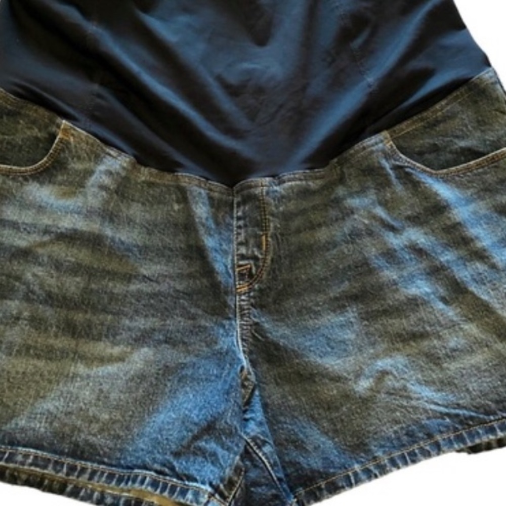 Isabel Maternity Maternity Midi Jean Shorts Size 16. Used for pregnancy